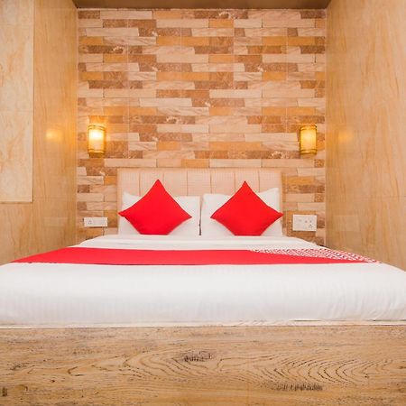 Hotel Oliver, Colaba Mumbai  Buitenkant foto